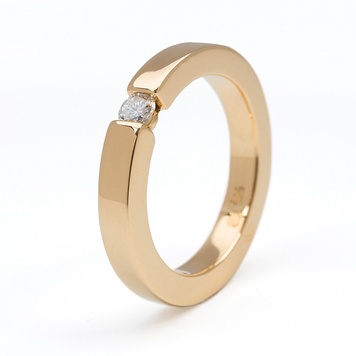 Pierścionek najlepszy |  Wyjątkowy pierścionek wykonany ze złota zwieńczony diamentem; geometryczna forma obrączki i nietypowa oprawa diamentu czyni z niego prawdziwy unikat 